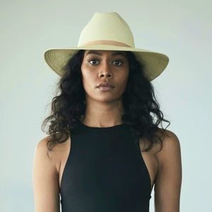Janessa Leone hat